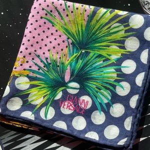 Versace Vintage mini scarf 💕🦋🪴